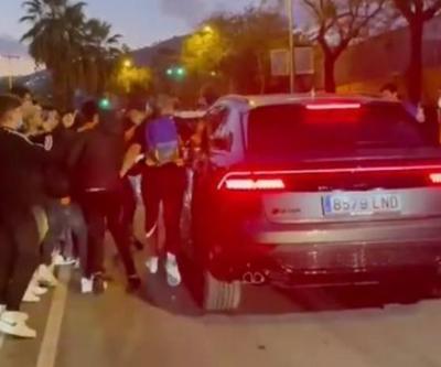 Barcelona taraftarı Ronald Koemanın arabasına saldırdı