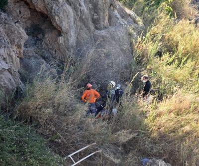 Kayalıktan düşen Nilifere üşümemesi için montunu verdi, kurtarılmasına da yardım etti