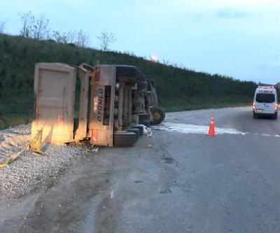Kuzey Marmara Otoyolunda çakıl yüklü TIR devrildi