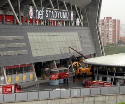 Galatasarayın stadyumunda vinç devrildi: 3 yaralı