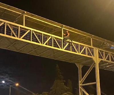 Sigara istediği Çinliyi, ters baktı diye bıçaklamış
