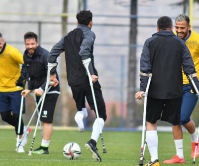 Ankaragücü farkındalık maçında koltuk değnekleriyle oynadı