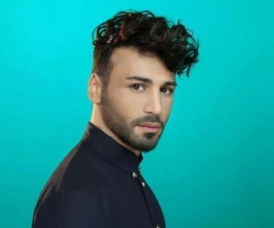 Şarkıcı Emre Kaya podyumda