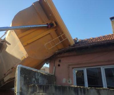 Hafriyat kamyonunun damperi evin üzerine devrildi