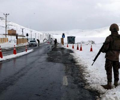 Van- Bahçesaray kara yolunun 7 noktasına çığ düştü
