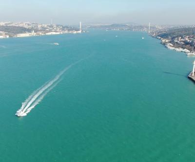 Kar ve fırtına sonrası İstanbul Boğazı turkuaz renge büründü
