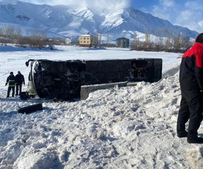 Vanda yolcu otobüsü devrildi: 2si ağır, 9 yaralı