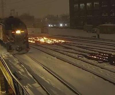 ABDde buzlanmaya karşı tren rayları ateşe verildi​