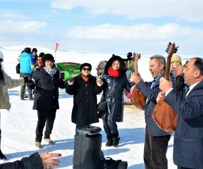 Çıldır Gölüne gelen turistleri halk ozanları karşıladı