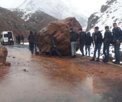 Bahçesarayda heyelan: Kayalar yolu kapattı