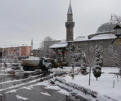 Doğuda kar esareti; 1373 köy yolu kapandı