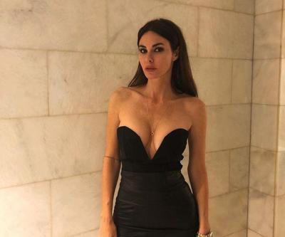 Defne Samyeli şarkı söyleyerek mekana girdi