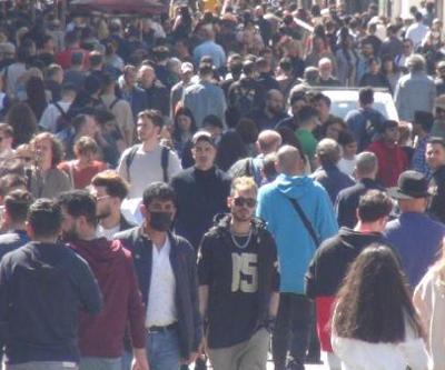 İstiklal Caddesinde maskesiz normalleşme