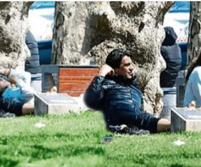 Edvina Sponza parkta yoga yaptı