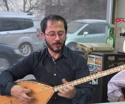 Pide sırasında türkülerle eğleniyorlar