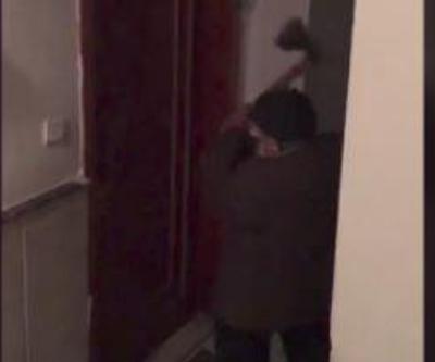 Kiracısının kapısını baltayla kırdı