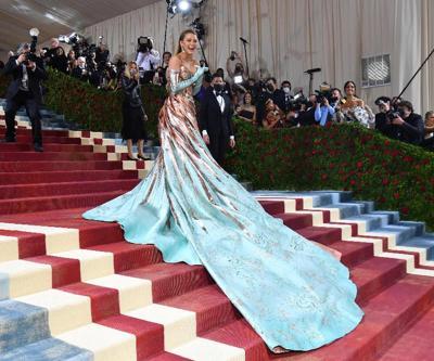 Modanın ihtişamlı gecesi Met Gala’ya damga vuran görüntüler… Kırmızı halıda kıyafet değiştirdi