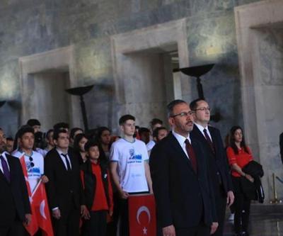 Bakan Kasapoğlu Anıtkabir’i ziyaret etti
