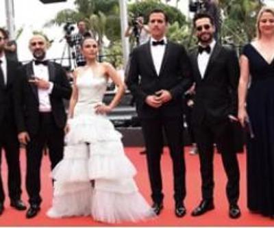 Selin Yeninci kırmızı halıda boy gösterdi