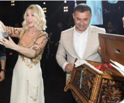 Seda Sayan’a sahnede çeyiz sandığı hediye edildi