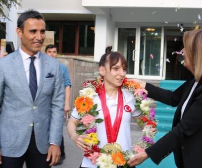 Şampiyon halterci Şaziye Erdoğan, memleketinde çiçeklerle karşılandı