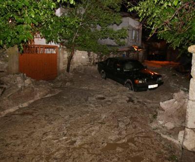 Yaz ortası yağan yarım metre dolu hayatı felç etti