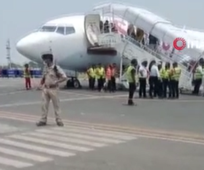 Hindistan’da kanadı alev alan yolcu uçağı acil iniş yaptı