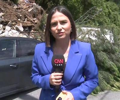 10 katlı binanın duvarı 2 aracın üzerine devrildi