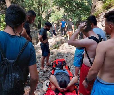 Doğa yürüyüşünde ayağı kırılan adam 4 kilometre sedyeyle taşındı