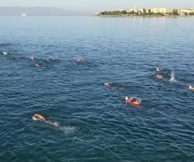 Otizme dikkat çekmek için 5 km kulaç attılar