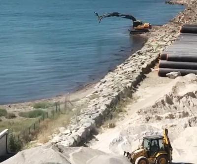Sıcaktan bunalan kepçe operatöründen ilginç serinleme yöntemi