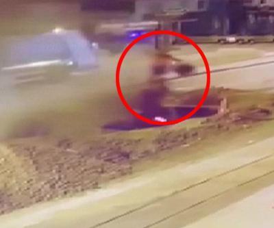 Dehşet anları Yol çalışmasında açılan çukura böyle düştü...