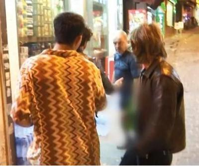 Arctic Monkeys’in üyeleri, Asmalımescit’te ilginç bir olay yaşadı