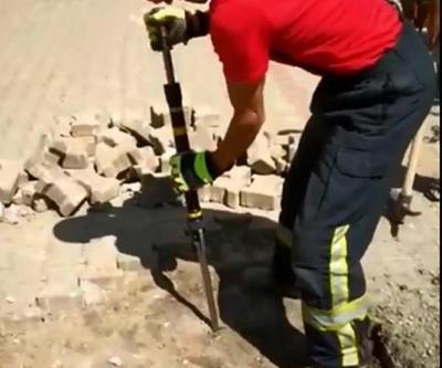Kanalizasyon borusuna sıkışan köpeği itfaiye kurtardı