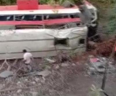 Hindistanda güvenlik güçlerini taşıyan otobüs nehre düştü: 7 ölü, 32 yaralı