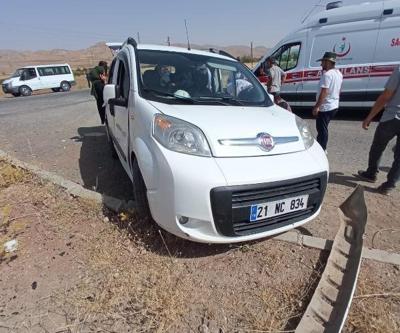 Gercüş’te refüje çarpan hafif ticari araçtaki 5 kişi yaralandı