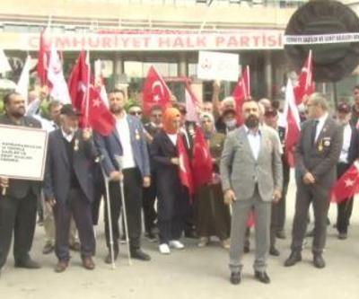 Şehit aileleri ve gazilerden CHPye siyah çelenk