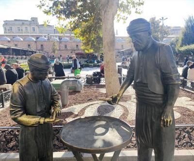 Eminönünde pes dedirten olay: Bronz heykelin simitlerini çaldılar