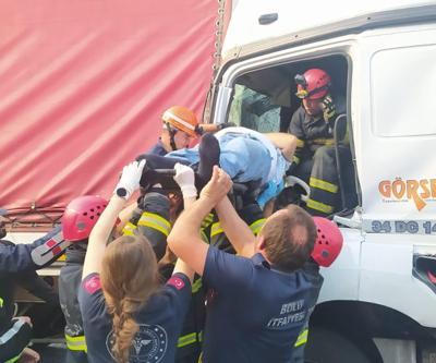 TIRda sıkışan sürücü 45 dakikada çıkarıldı