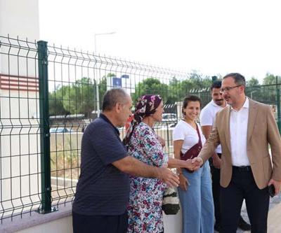 Bakan Kasapoğlu öğrenci ve ailelerine baklava ikram etti