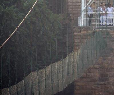 Hindistan Başbakanı Modi, köprü faciasının yaşandığı bölgeyi ziyaret etti