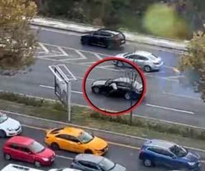 Trafikte sürücü bayıldı, otomobili diğer sürücüler güçlükle durdurdu