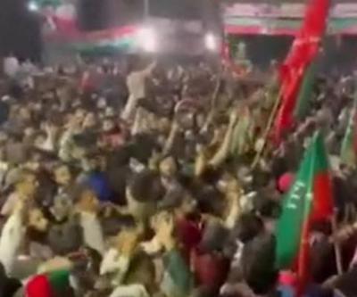 Pakistan’da Imran Khan gösterileri İslamabad’a doğru yürüyüşe başladılar