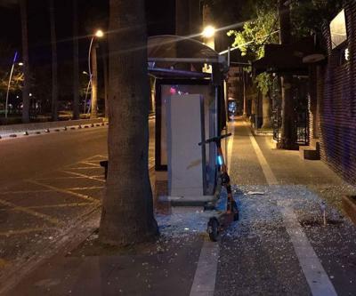 Elektrikli skutır ile otobüs durağına çarptı: 1 yaralı