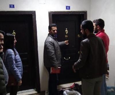 Öğrencileri okuma alışkanlığı kazansın diye kapı kapı dolaşıyorlar
