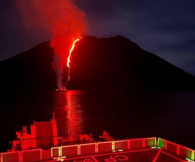 Stromboli Yanardağı lav püskürtmeye devam ediyor