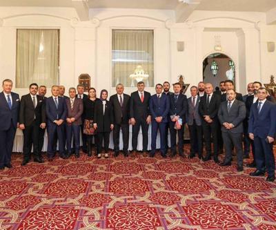 Bakan Çavuşoğlu, Cezayirde Türk iş adamlarıyla bir araya geldi