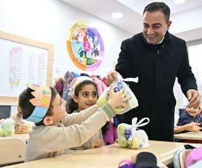 Biga Belediyesi ilkokul ve ortaokullara 10 ton elma dağıttı