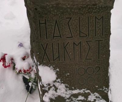 Nazım Hikmet her yıl mezarı başında anılıyor