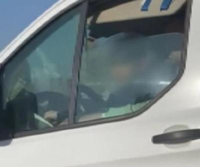 Kucağında çocukla minibüs kullandı